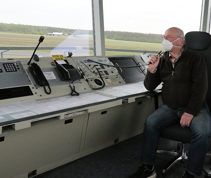 Ein Blick in den Tower, von dem aus Flugleiter Johannes auf dem Venne alles im Blick hat. - © Oliver König