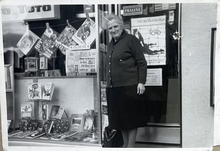 Diese Stammkundin kam jeden Tag inn den kleinen Laden an der Schwalenberger Straße. Das Bild entstand 1963, die Zeitschriften wurden an einer Wäscheleine ins Schaufenster gehängt. - © Fotorechte: Wilma Lehmann
