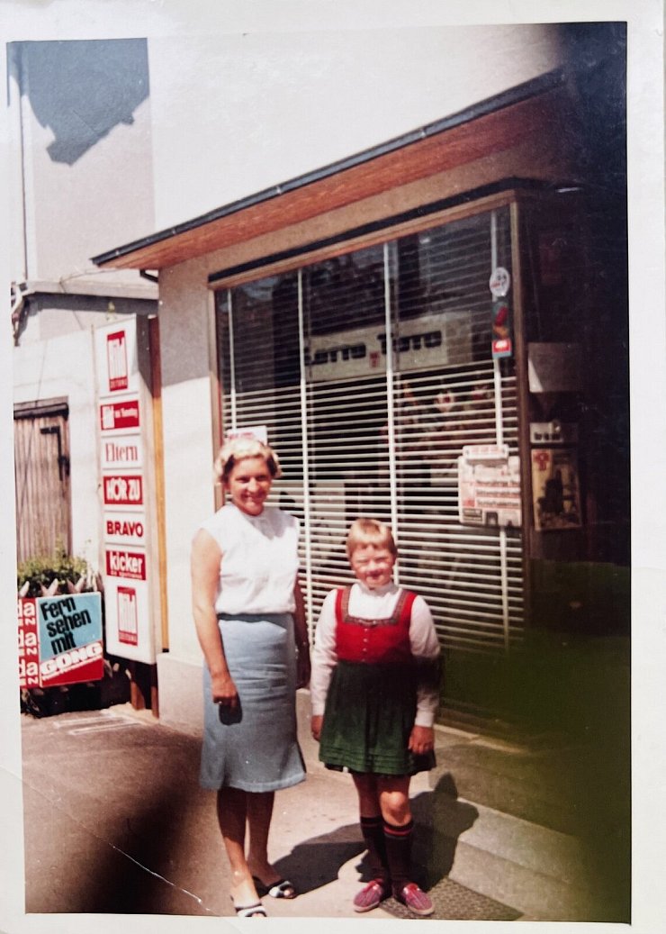 Wilma Lehmann mit ihrer Tochter Andrea vor ihrem Laden an der Schwalenberger Straße. In den vergangenen sechs Jahrzehnten hat sich viel verändert. - © Fotorechte: Wilma Lehmann