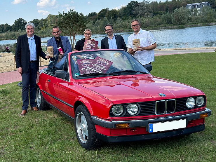 Ohne Partner läuft gar nichts: Holger Wehmeyer (Sparkasse Paderborn-Detmold-Höxter) Marcus Duda (Lippische Landesbrandversicherung) Daniela Soyka (Sparkasse Lemgo), Benjamin Krentz (infinity events) und Matthias Lehmann (Radio Lippe) stehen voll hinter dem Autokino. - © infinity events
