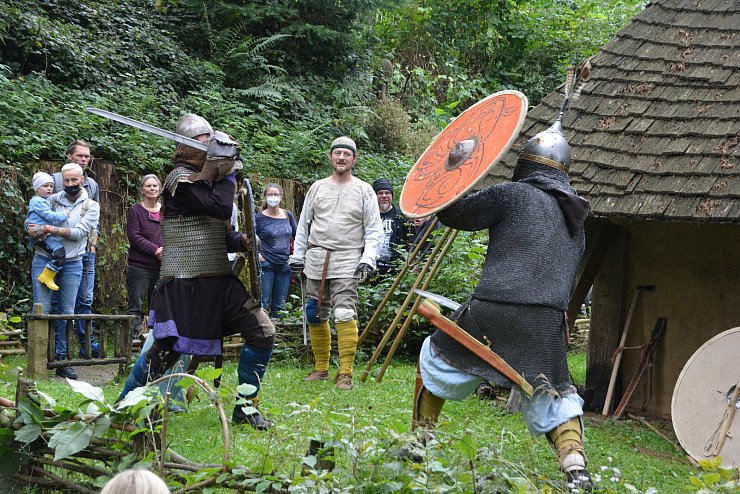 Darsteller wie Bernd Burger (links) und Florian Feitenheimer zeigen in einer Kampfschau, welche Waffen in der Wikingerzeit eingesetzt wurden. - &copy; Karin Prignitz
