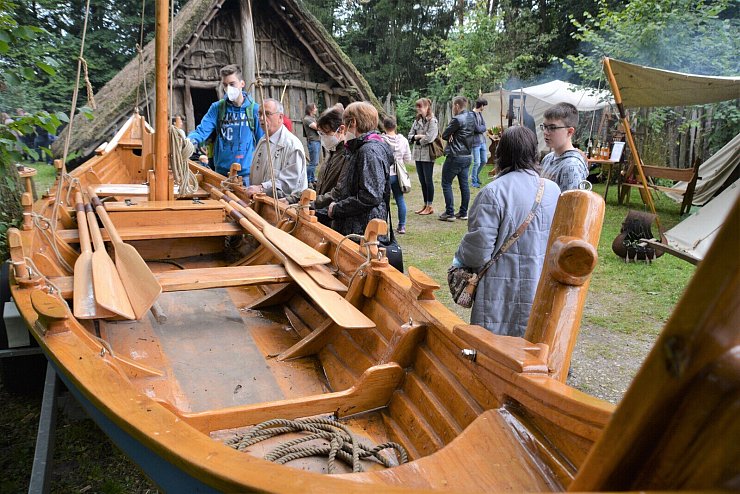 Der Nachbau eines Schiffes st&ouml;&szlig;t auf reges Interesse bei den Besuchern. - &copy; Karin Prignitz