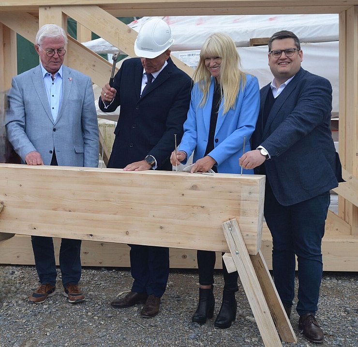 Richtfest: Dr. Georg Lunemann, der Direktor des LWL, schlägt symbolisch den letzten Nagel ein. Mit dabei sind Klaus Baumann, Vorsitzender der Landschaftsversammlung Westfalen-Lippe; Dr. Georg Lunemann, Direktor des Landschaftsverbandes Westfalen-Lippe; Dr. Barbara Rüschoff-Parzinger, LWL-Kulturdezernentin, und Urs Fabian Frigger, LWL-Baudezernet (von links). - © LWL/ Joachim Franke