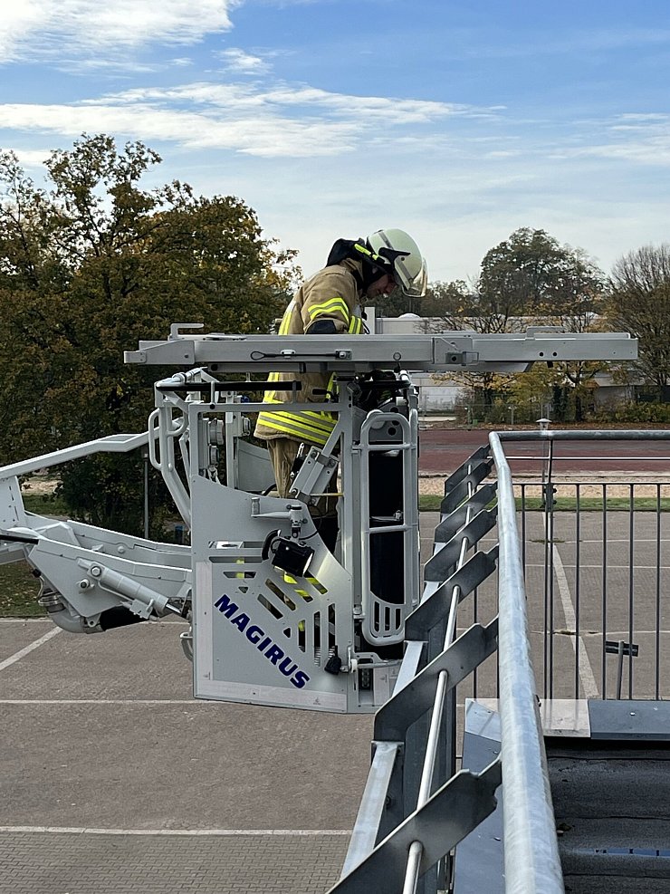 Hoch hinaus: Die angehenden Drehleiter-Maschinisten haben vielfältige Aufgaben zu bewältigen. - © Freiwillige Feuerwehr Stadt Lage
