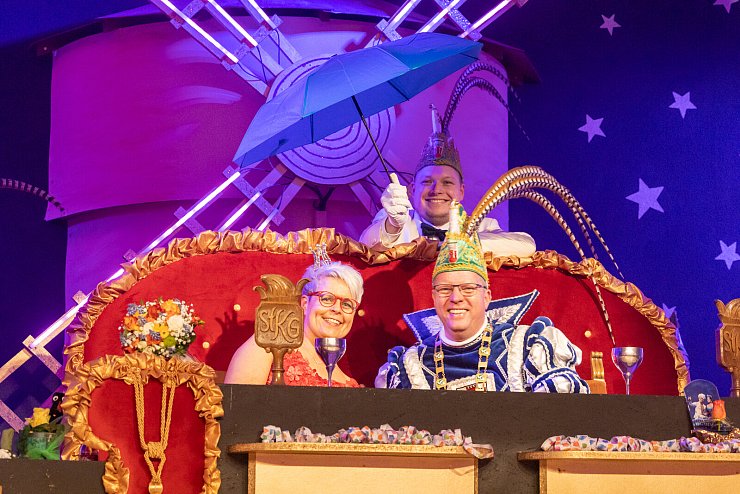 Wilma Thorenmeier und Karsten Husemann haben gemeinsam als Prinzenpaar in Steinheim regiert. Hofmarschall Christian Henning (hinten) stand ihnen immer zur Seite. - © Volker Helms