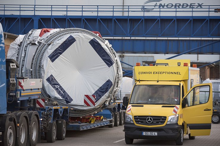 Hier geht es los: Gut verpackt werden die mächtigen Turbinen von Nordex auf die Reise geschickt. - © Nordex