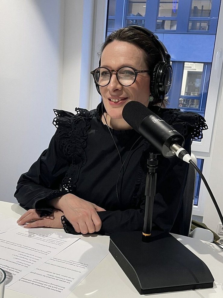Anuschka Bayer spricht in ihrem Podcast "Hello Heroes". - © Anuschka Bayer