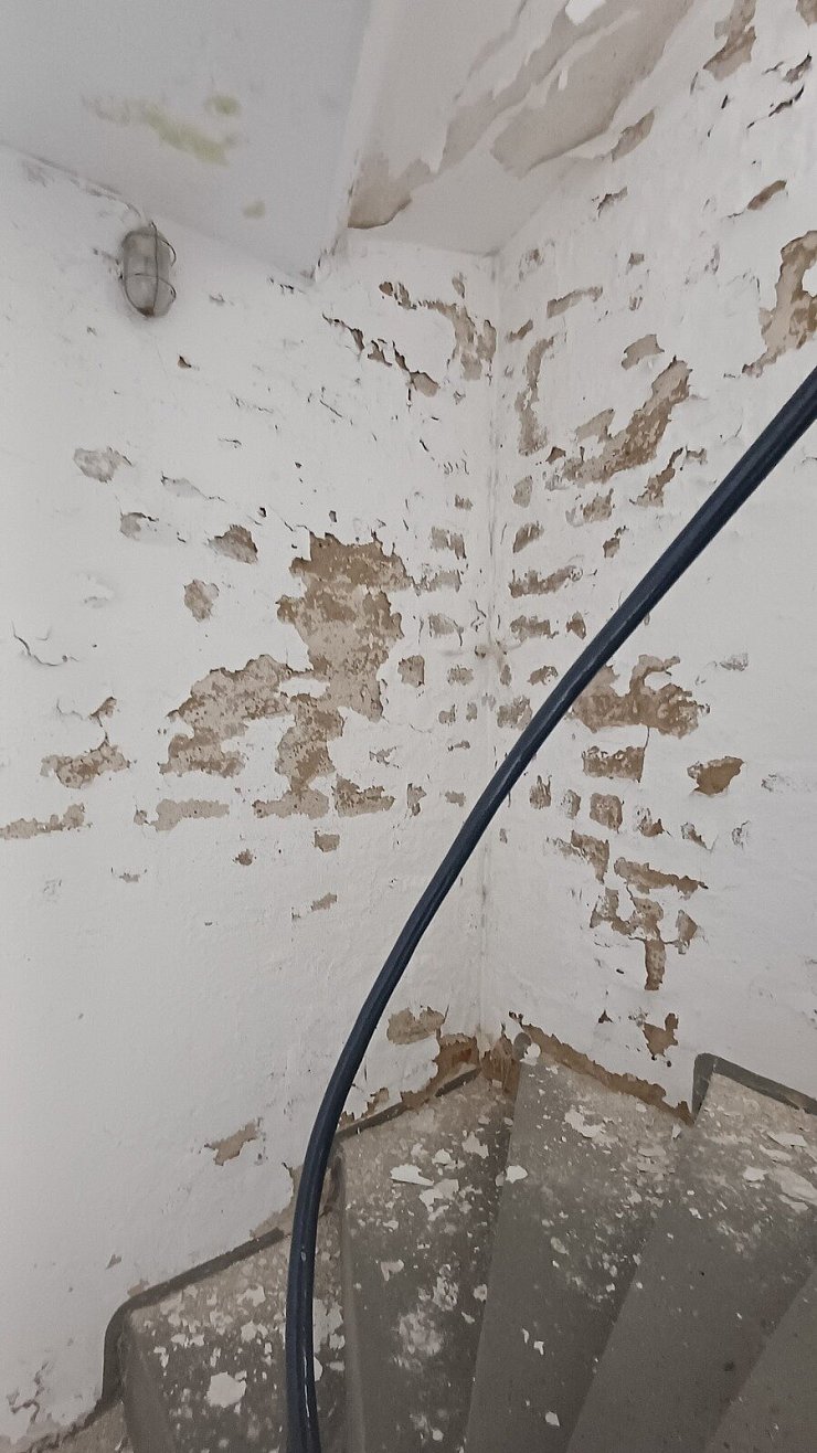 An den Wänden im Inneren des Kirchturms blättert überall der Putz ab. - © Ev.-ref. Kirche Schieder