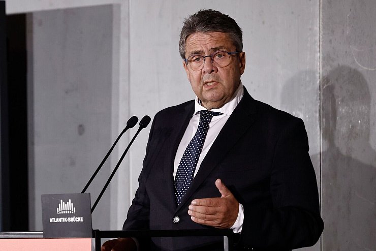 Der frühere SPD-Vizekanzler Sigmar Gabriel hat den Aufruf unterzeichnet. - © picture alliance/dpa