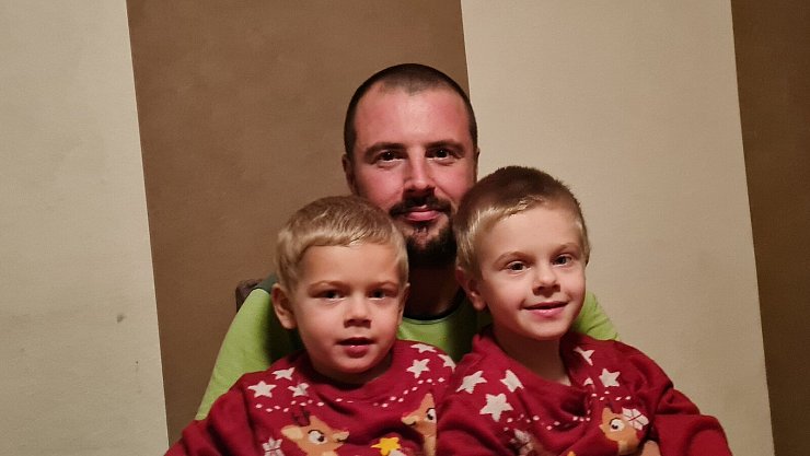 Alex Krüger kümmert sich um den dreijährigen Bela und den fünfjährigen Sam, als wären es seine eigenen Kinder. - © Marianne Schwarzer