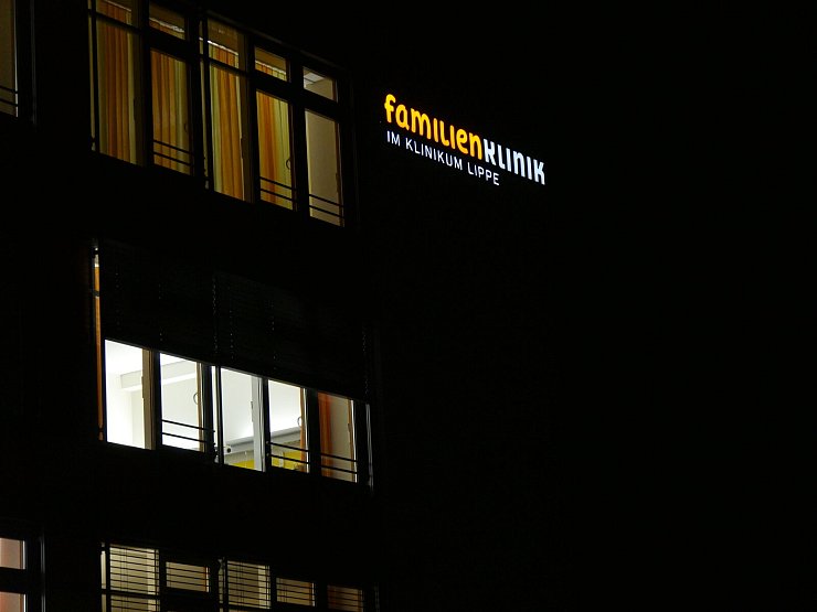 Die Familienklinik im Klinikum Lippe Detmold bei Nacht. - © Archivfoto: Jost Wolf