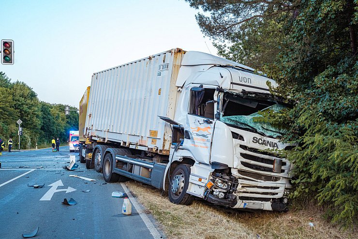 Der Lkw-Fahrer überlebte den Unfall, wurde aber schwer verletzt. - © Freitag TV