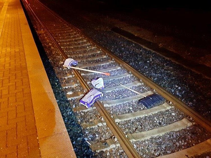 Schneeschaufeln und Streusäcke liegen auf den Gleisen im Bahnhof Altenbeken. Dafür sind nach Polizeiangaben Jugendliche aus Horn-Bad Meinberg verantwortlich. - © Bundespolizei
