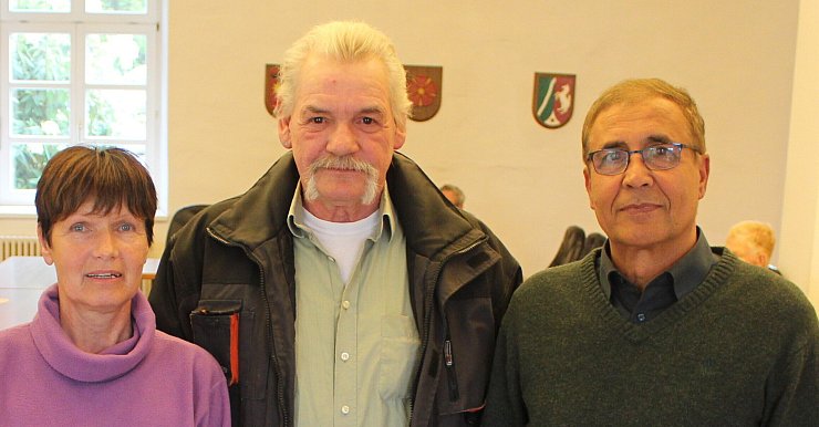 Auch das Team vom Tisch in Schieder ist dabei: Vorsitzende Karin Wilmbusse, ihr Stellvertreter Gerhard Bartelsmeier sowie Kassierer Mohammad Gul (von links) arbeiten fleißig beim großen Fest mit. - © Michaela Weiße