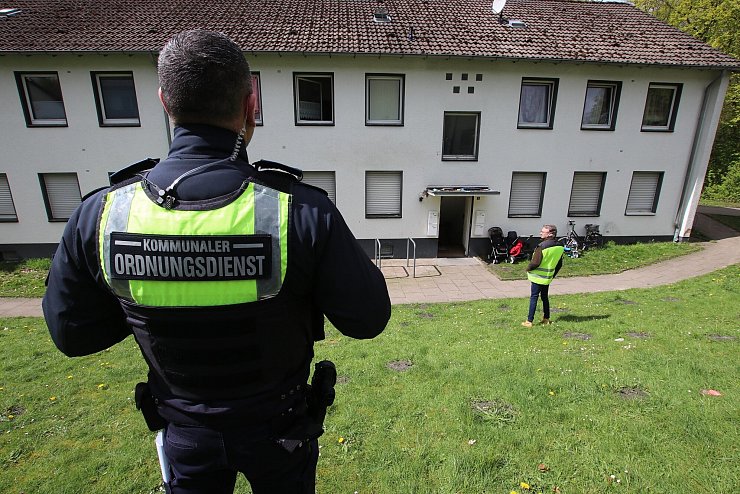Der Kommunale Ordnungsdienst Detmold-Lippe und die Polizei zeigen zusammen mit anderen Behörden Präsenz. - © Ordnungspartnerschaft Augustdorf