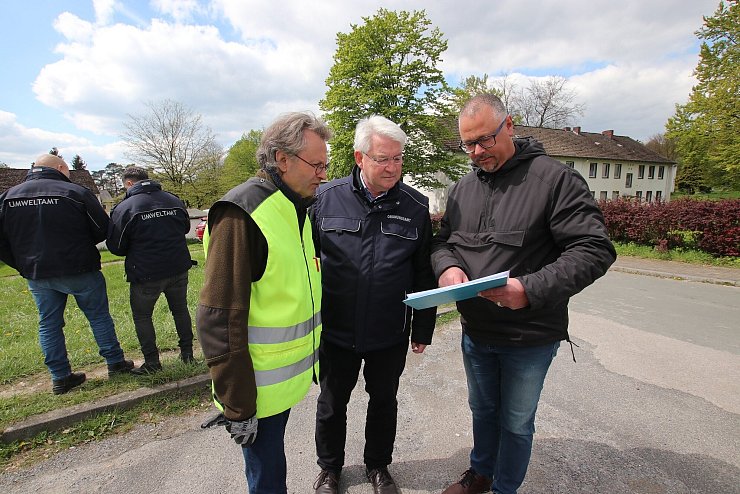 Maik Czarnecki von der Gemeinde Augustdorf erläutert Bürgermeister Thomas Katzer und Armin Zimmermann (Gemeinde Augustdorf, von rechts) den Einsatzplan, während sich im Hintergrund Mitarbeiter des Umweltamts des Kreises Lippe besprechen. - © Ordnungspartnerschaft Augustdorf