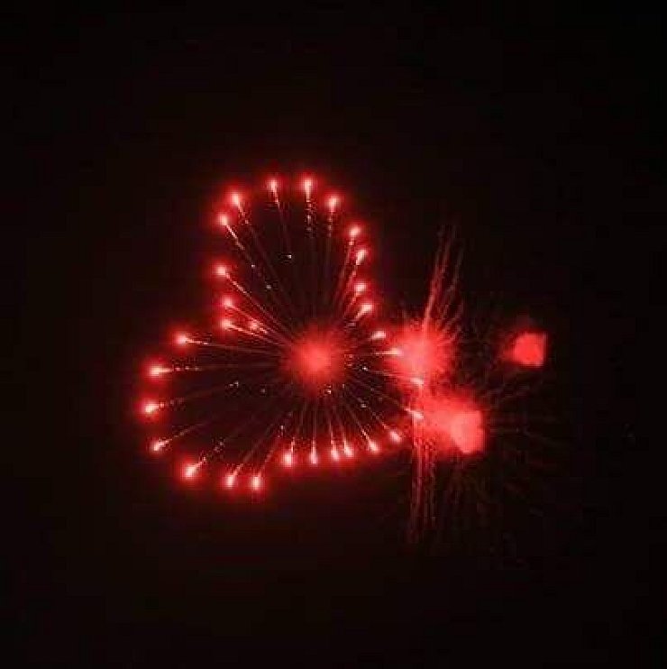 Die Pyrotechniker von Dragon Fireworks können auch Motive in den nächtlichen Himmel zaubern. - © Karin Prignitz