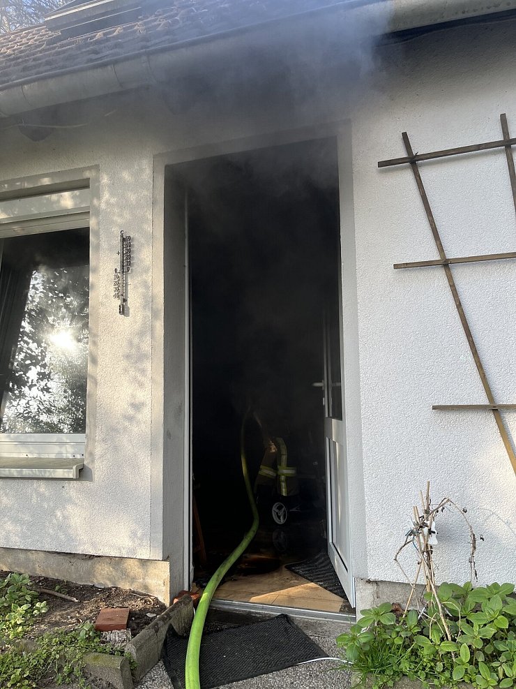 Innenangriff beim Brand eines Anbaus in der Straße "In der Holle". - © Feuerwehr Lage