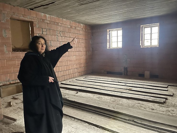 Connie Wille zeigt, wo die Küche errichtet werden soll. - © Silke Buhrmester