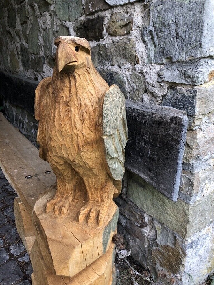 Der Adler wurde von der Bank heruntergebrochen und gestohlen. - © Silke Buhrmester