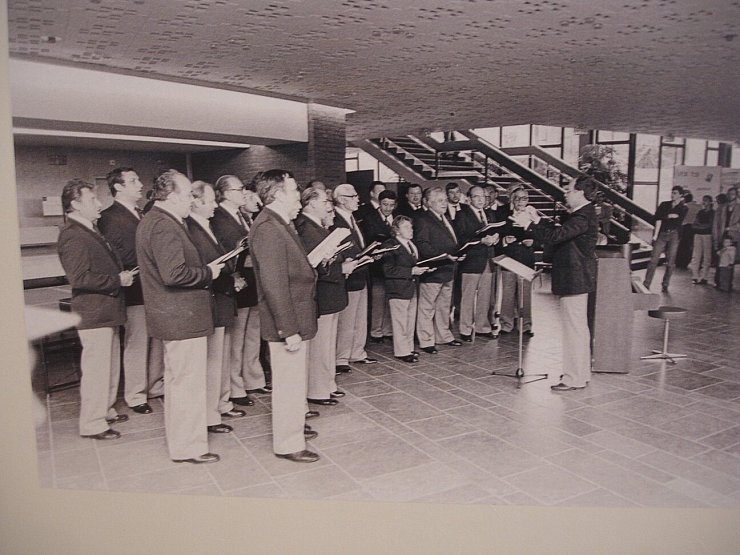Der Männerchor Vahlhausen im Jahr 1981 bei einem Auftritt im Kulturzentrum in Hasselt. - © Männerchor Vahlhausen