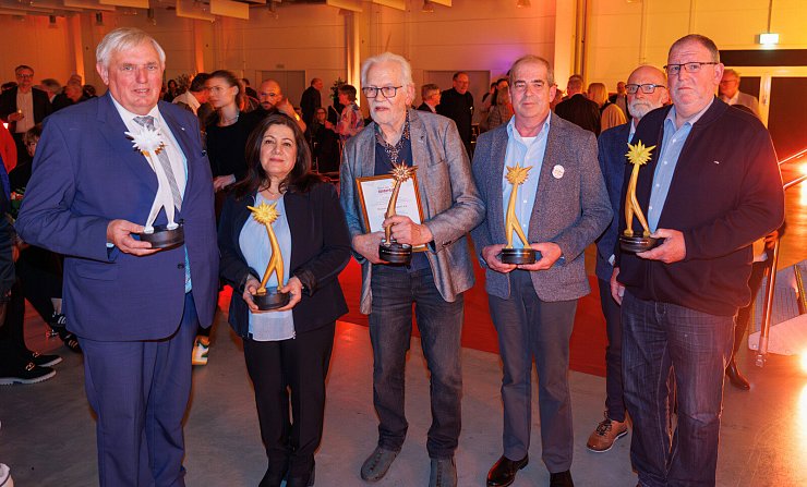 Die "Stern der Solidarität"-Preisträger: NRW-Minister Karl-Josef Laumann (v. links), Suna Arslan von der Gesundheitssprechstunde in Minden, Hermann Hibbeler aus Lage, Michael Saalfeld vom Verein "Tischlein deck dich, Brakel" sowie Winfried Nölkensmeier und Andreas Weber vom Paderborner Verein "PaderMahlZeit". - © Oliver Krato