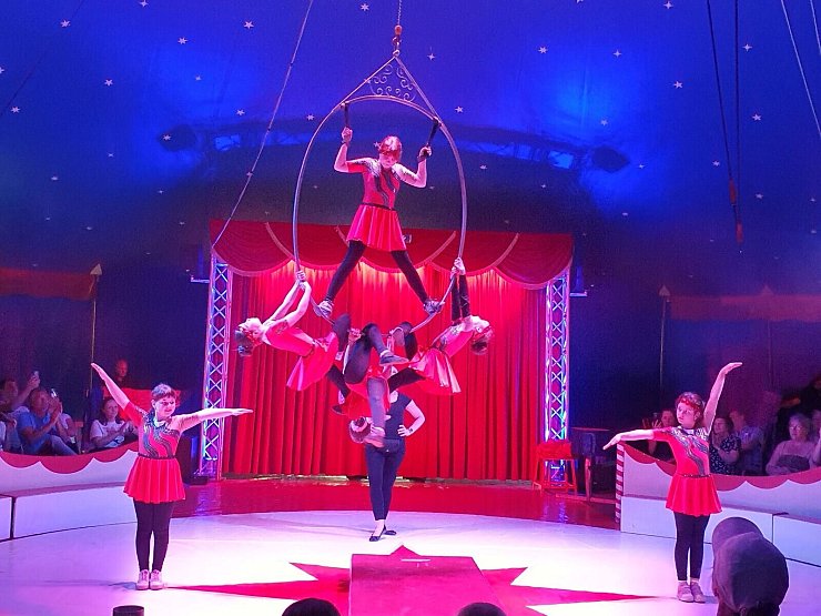 Im "Luftring" zeigten die Kinder höchste Präzision und artistisches Können. - © Grundschule In der Senne