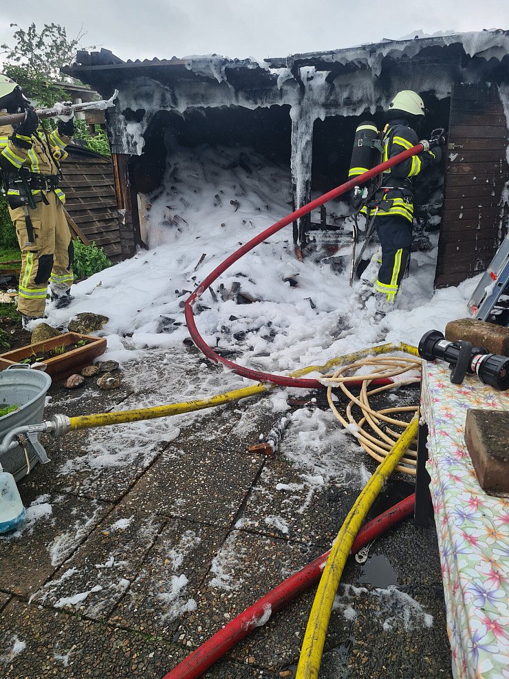 Die Feuerwehr musste viel Schaum zum Löschen einsetzen. - © Feuerwehr Barntrup