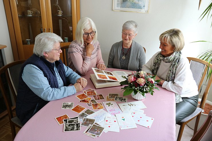 Ursula Lanfermann (von links), Angelika Bouslim, Brigitte Weißbrich und Beate Schwarzer werfen einen Blick in ein altes Fotoalbum und schwelgen in Erinnerungen an ihre Zeit als Erzieherinnen im "Haus Roseneck". - © Alexandra Schaller