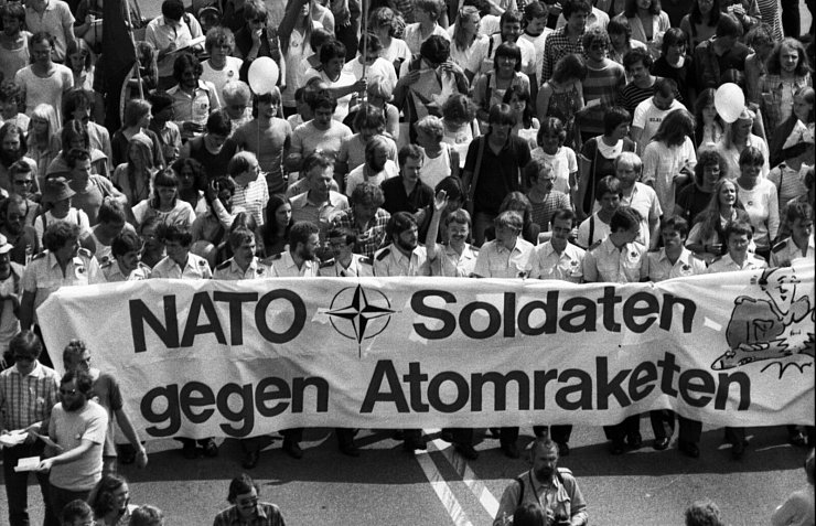 Die Furcht vor einem Atomkrieg durch die Nachrüstung trieb 1982 so viele Menschen auf die Straße wie nie zuvor in der Nachkriegszeit. Die Kundgebung im Bonner Hofgarten und die Demonstrationen gegen die Raketen fassten mehr als 350.000 Menschen. - © picture alliance / Klaus Rose