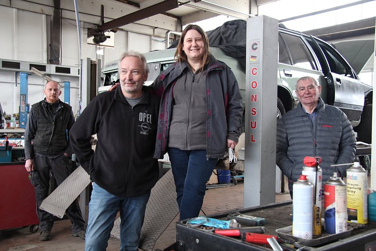 Marcus Kampe, Dirk und Karin Schacht sowie Günter Beier (von links) schwärmen für alte Opel-Fahrzeuge. Viele Oldtimer-Fans schrauben selbst an ihren Autos, andere Arbeiten müssen in der Werkstatt erledigt werden. - © Nadine Uphoff