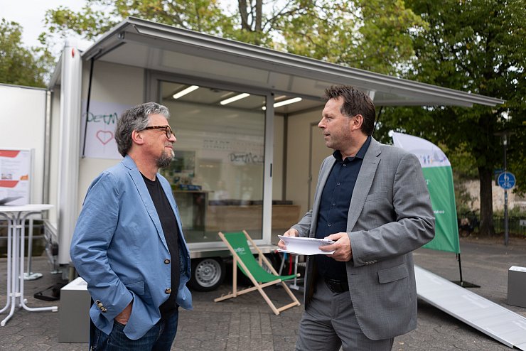 Professor Ulrich Nether (Projektleiter TH OWL) mit Bürgermeister Frank Hilker vor dem „Stadtkontakt mobil“. - © Torben Gocke