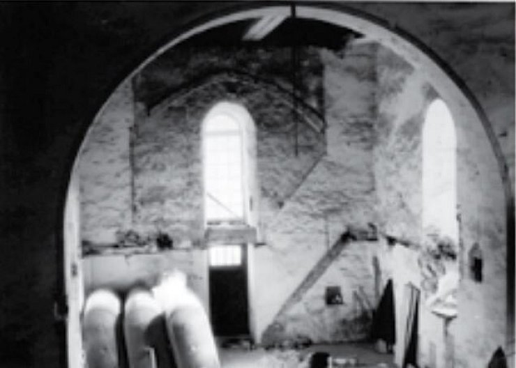 Nach der Zerstörung der Synagoge wurde das Innere des Gebäudes von der Firma Lambrecht als Lagerraum genutzt. Das Bild stammt ungefähr aus den 1950er Jahren. - © Archiv Gemeinde Extertal