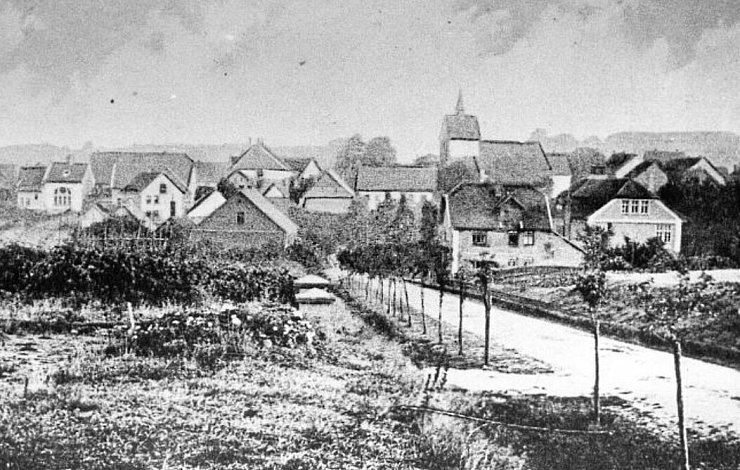 Bösingfeld von Süden betrachtet (Hummerbrucher Straße). Am linken Bildrand ist die Synagoge mit dem Türmchen auf den Dach und dem großen Bogenfenster zu erkennen. - © Archiv Gemeinde Extertal