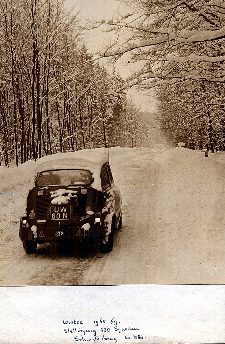 Mit Sommerreifen mitten im schneereichen Winter 1968/69 rauf aufs Mörth. Der kleine Privatwagen eines holländischen Soldaten soll es dem Vernehmen nach geschafft haben. - © Kees Rison
