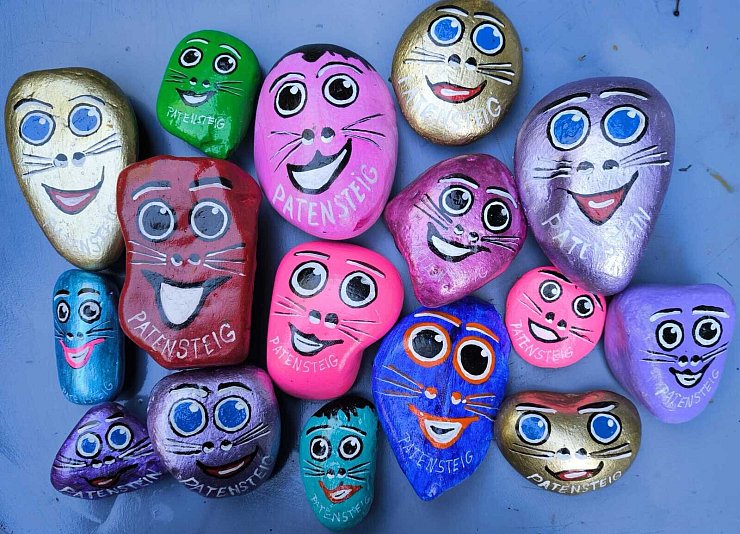 Viele bunte Patensteine warten auf glückliche Finder. - © Patensteigteam