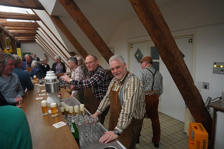 Die Mitglieder der Schwalenberger Brauzunft haben das Bier und das Thema des Abends geliefert. - © Michaela Weiße