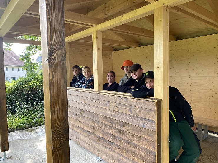 Die Mitglieder des Planungsteams der Jugendhütte, Jugendliche der Dörentruper Jugendarbeit und des Jugendtreffs „Jugend unter Dampf“ aus Farmbeck freuen sich, dass sie endlich einen Treffpunkt haben: (von links) Tim Offel, Johanna Ancutko, Marleen Masnata, Shane Jacoby, Mark Deppe und Kevin Brüning. - © Martha Johannsmeier