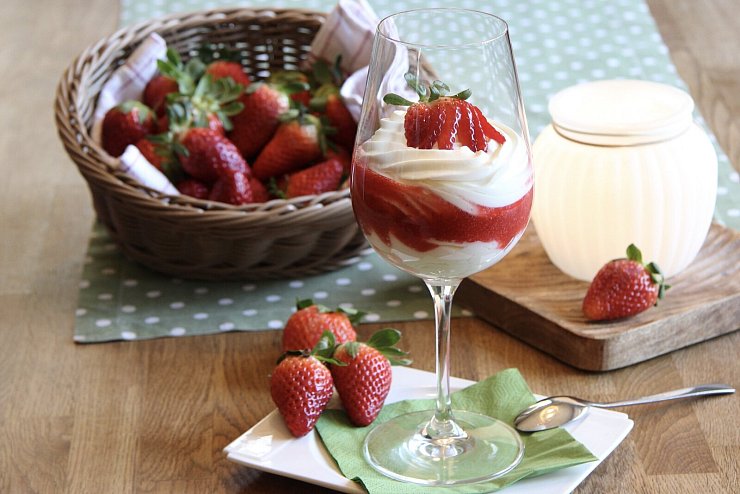 Sommerliches Dessert - vielleicht als süßer Abschluss nach dem Spargel? Die Mascarponecreme mit Erdbeeren macht wenig Aufwand, schmeckt aber umso besser. - © Christina Pfrommer