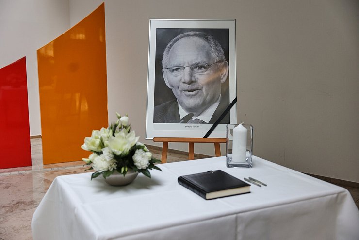 Ein Foto des verstorbenen CDU-Politikers Wolfgang Schäuble und ein Kondolenzbuch liegen im Konrad-Adenauer-Haus. - © Jörg Carstensen