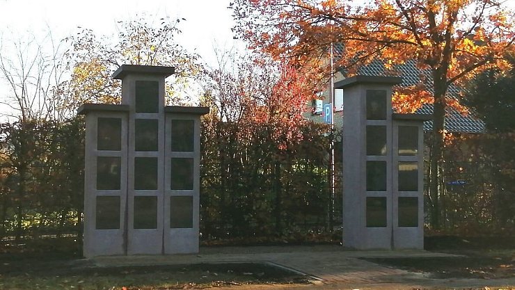 Die neuen Urnenstelen auf dem Friedhof Leopoldshöhe gefallen nicht jedem. Für einige Anwohner ist die Anlage zu „asymmetrisch“. - © Gemeinde Leopoldshöhe