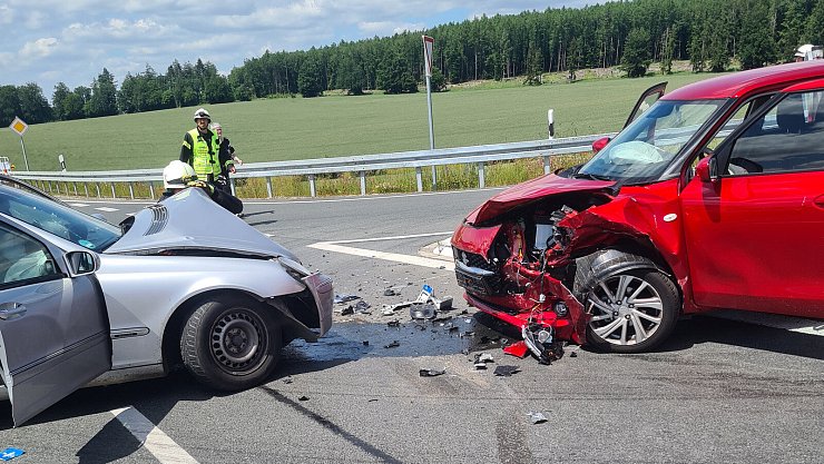 Der rote Suzuki und der graue Daimler Chrysler stießen an der Kreuzung B66/ Alverdisser Straße zusammen. - © Feuerwehr Barntrup