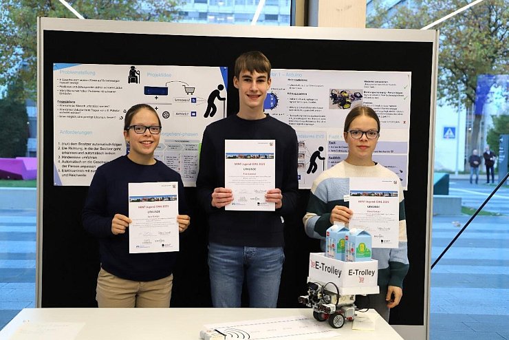1) Rund 65 erfolgreiche Nachwuchsforschende aus OWL wurden an der Universität Bielefeld zu ihren Leistungen bei diversen MINT-Wettbewerben auf Bundes- und Landesebene beglückwünscht.
2) Aus dem Kreis Lippe waren (v.l.) Jara Kampe, Tim Kammel und Fiona Kampe (alle Engelbert-Kaempfer-Gymnasium Lemgo) erfolgreich. - © Ostwestfalen-Lippe GmbH