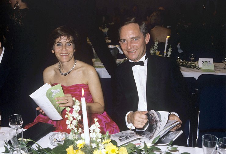 Bundesinnenminister Wolfgang Schäuble und seine Frau Ingeborg auf dem Bundespresseball in Bonn im November 1988. - © Martin Athenstädt