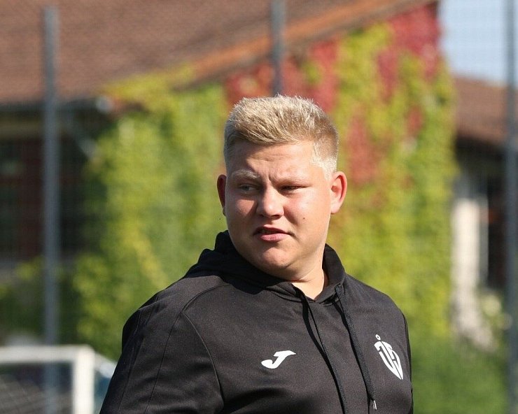 „Das erste Heimspiel gegen den SC Verl nach so langer Zeit, das war schon ein geiles Erlebnis. Wir zeigten eine taktisch und effiziente Leistung, gewannen mit 4:1 und viele Zuschauer waren in Jerxen-Orbke am Platz."


Nils Freitag, Trainer der Fußball-C-Junioren im JFV Lippe - © Oliver König