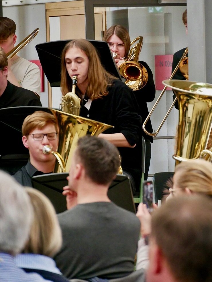 Das Blasorchester ATÜ erschuf bei seinem Auftritt große Big Band-Sounds. - © Engelbert-Kaempfer-Gymnasium