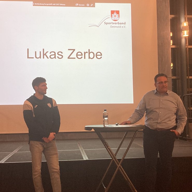 Handball-Profi Lukas Zerbe (links) im Gespräch mit Carsten Lemm, Vorsitzender des Sportverbands Detmold. - © Sportbund Detmold
