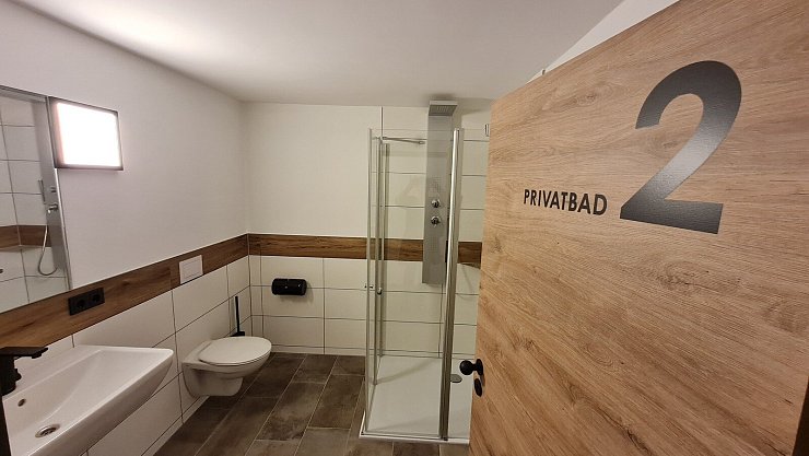 Absolut im Trend: Private Bäder sind auf Campingplätzen mittlerweile der Renner. Jetzt sind sie auch in den neuen Sanitäranlagen im ehemaligen Seglerheim buchbar. - © Marianne Schwarzer