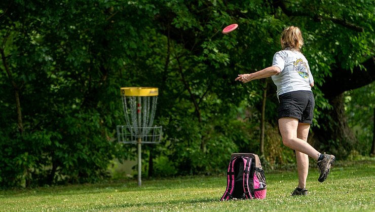 Beim Disc-Golf wird versucht, eine Frisbeescheine in einen Metallkorb zu werfen. Solch eine Anlage gibt es in Dörentrup. Sie ist kostenlos zugänglich. - © Symbolbild: Joshua Choate/Pixabay