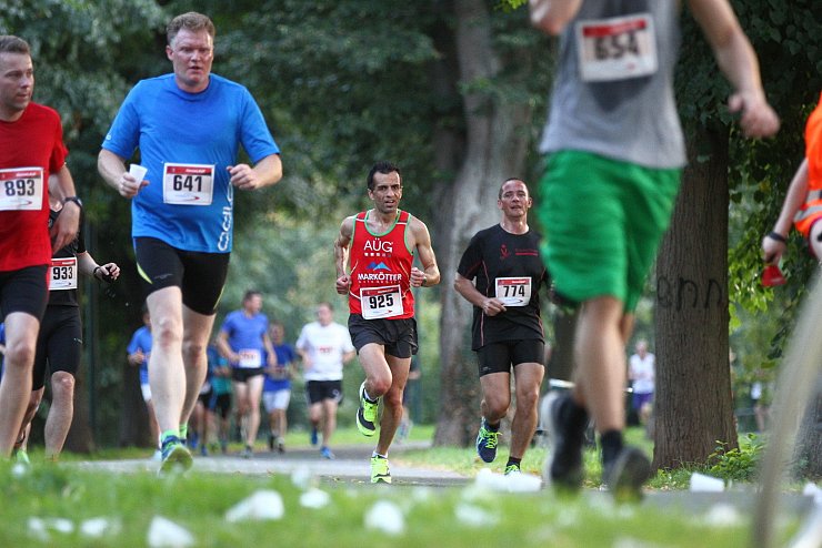 Ein seltenes Bild: Elias Sansar l&auml;uft in Gesellschaft. Der Ausnahmerenner befindet sich auf dem Lindenwall im &Uuml;berholmodus. Foto: Hagemann - &copy; J&ouml;rg Hagemann(LZ)